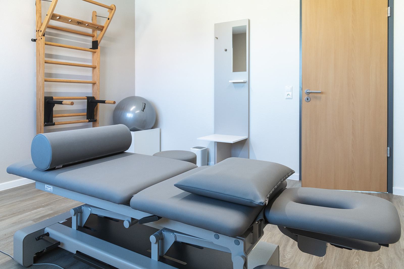 Behandlungsraum mit Sprossenwand und Therapieliege