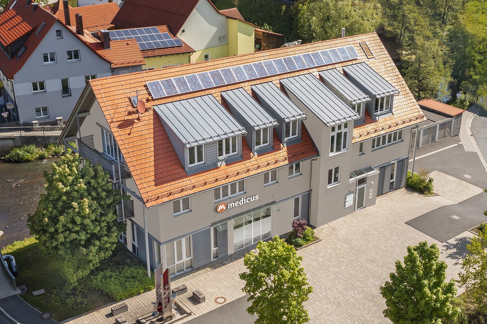 Das Praxisgebäude von medicus in der Bahnhofstraße 1 in Neuhaus an der Pegnitz